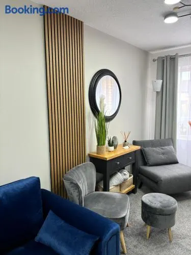 Stylish home in Linlithgow Near Edinburgh Airport Free parking Free WiFi - Image 1