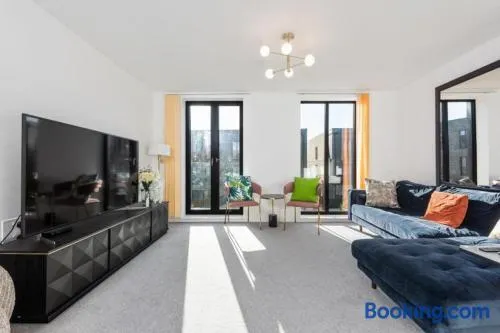 Amazing new built townhouse with garden in London - Image 1