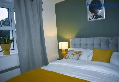 Luxury 2 bed House with 3 beds,Free Parking in Dartford Close To Centre,Bus Stop, Train Station, Bluewater Mall, 25mins to London City Airport &London - Image 1