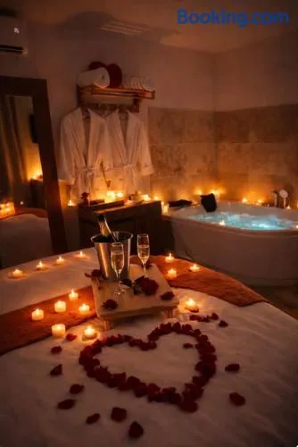 Love Room médiévale avec balnéo 32 jets & lit rond - Image 1