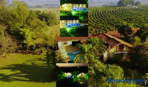 Chácara Tâmo na mió, Confortável casa de campo para famílias com Wifi, max 15 pessoas - Image 1