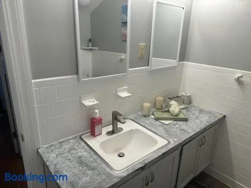 Serene 4Beds 2Baths Home - Image 1