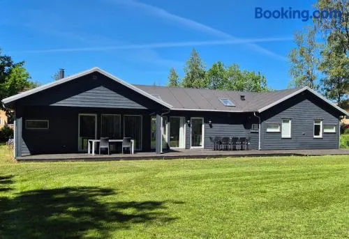Luxury Holiday Home Near Beach And Restaurant - Image 1