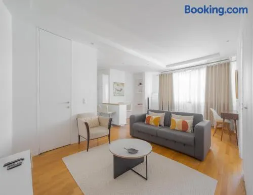 Champs Élysées 1BR Prime Location renovated - Image 1