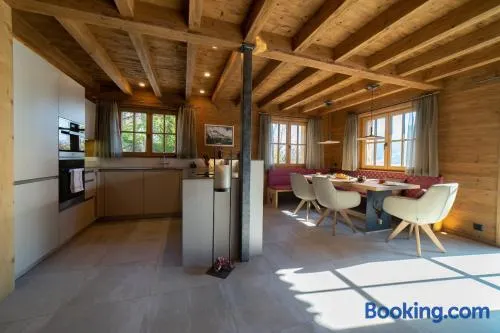Voll ausgestattetes wunderschönes Ferienhaus mit Sauna, Terrasse und Whirlpool | Bergblick | Nah am Skifahren | Perfekt für die Arbeit von Zuhause - Image 1