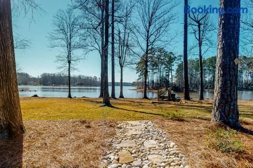 Elegant lakefront home with fast WiFi, large yard & dock - Image 1