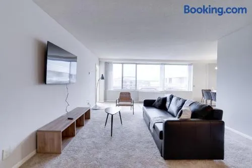 Fantastic 2 BR Apt + Den @Crystal City With Gym - Image 1