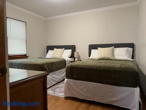 Charming Cozy 2 br 1 ba apt near Oak Park fast wifi near transportation - Image 1