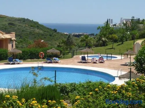 CASARES appart 2 ch dans parc tropical avec vue sur mer, montagne et piscine - Image 1