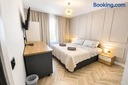 Stylish 2BR House Parking & WiFi Sleeps 6 - Image 1
