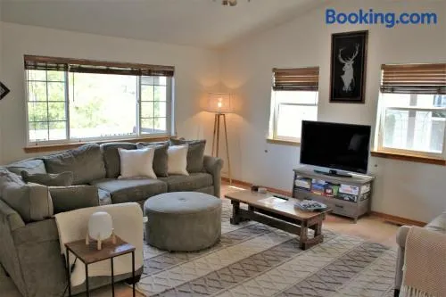 Hood River Family Vacation Home - Image 1