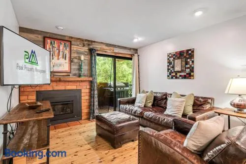 Modern Mountain Riverfront Condo, Walk to Lift - Image 1
