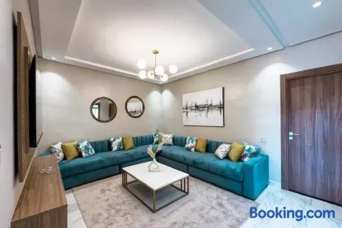 Cozy City-View Apartment in Vibrant Downtown - Image 1