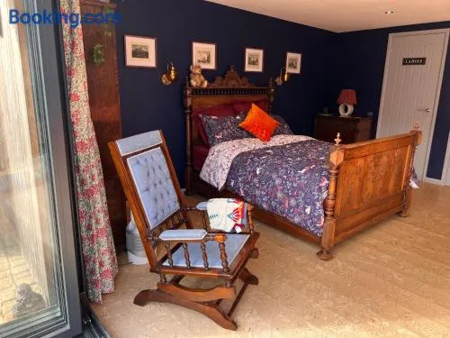 Williams Cottage A High end little home with antique style - Image 1