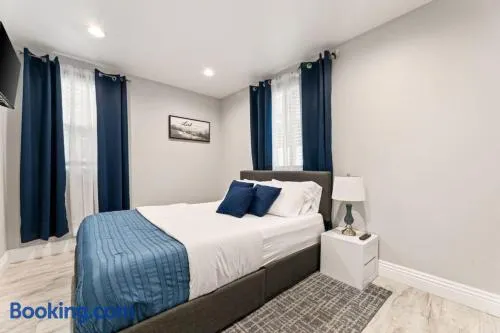 Modern 3 Bedroom Home Near SoFi Stadium LAX and Downtown LA Comfortable Stay Sleeps 6 - Image 1