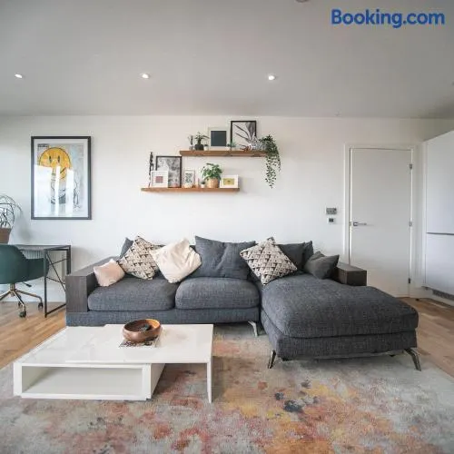 Stunning Riverside View Apartment, near Canary Wharf & O2 - Image 1