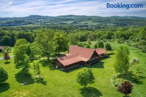 Luxurious 4-Bedroom Log cabin sleeps 13 close to Cooperstown, NY - Image 1