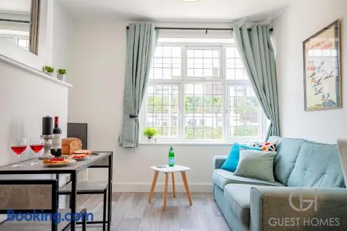 Host & Stay - Croydon Road Apartments - Image 1