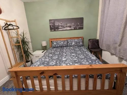 Large Cosy Room to Stay in South Reading - Image 1