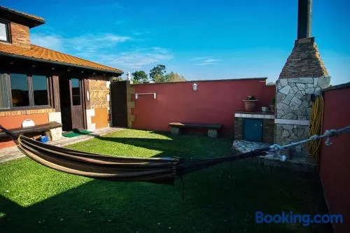 Casa independiente con chimena, jardín y barbacoa - Image 1