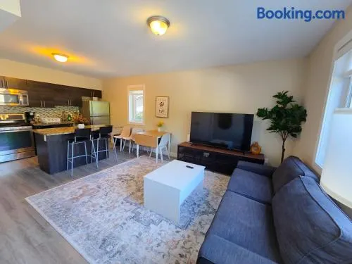 Sandy Hill Downtown Guesthouse - Image 1
