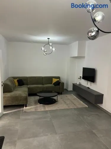 Heel Appartement 90m2 met 2 slaapkamers woonkamer Keuken badkamer privé garage - Image 1