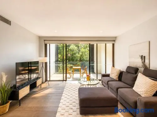 Stylish 2BR Apartment in Double Bay with Parking - Image 1