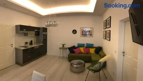 Modern City Apt, next to Metro - Image 1