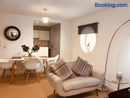 2 bed GF Docklands Apartment - Free Parking for 1 car - Image 1