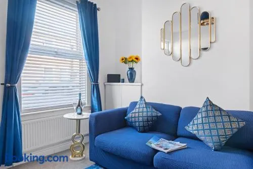 The Navy Nest Stylish Home Nottingham - Image 1
