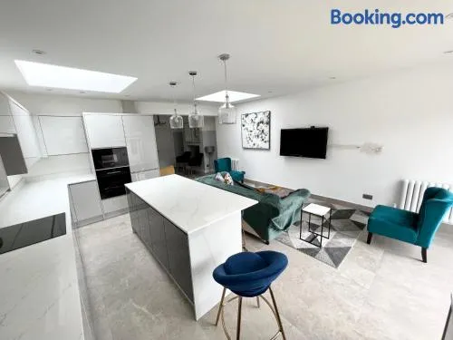 3 Cosy Homes Walking Distance to Mall with Parking Available to Book Separately 3 Bed House Or 1 Bed Apartment Or Studio - Image 1