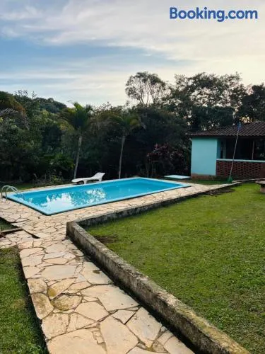 Casa de campo com piscina em condomínio. - Image 1