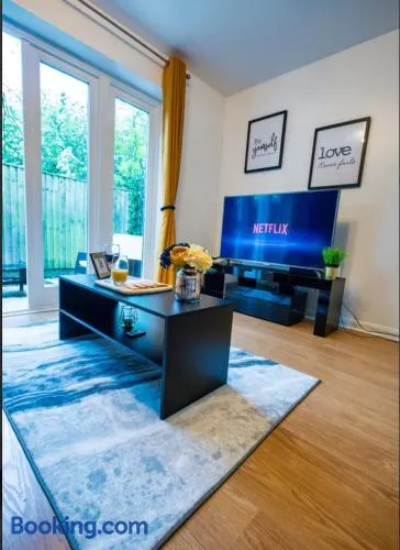 House in the heart of Reading Contractors welcome - Image 1