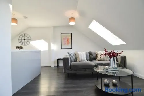 Stylish 1-Bedroom Loft Flat - Image 1