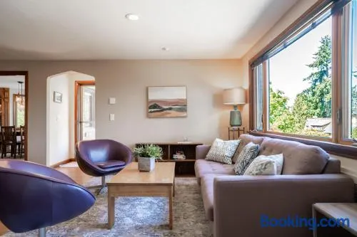 Charming Seattle Hideaway - 1 block from lake WA - Image 1