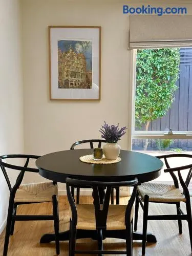 Melbourne 2 bedroom Bayside Retreat with bathtub- Near Westfield Shopping Center-Free Parking - Image 1