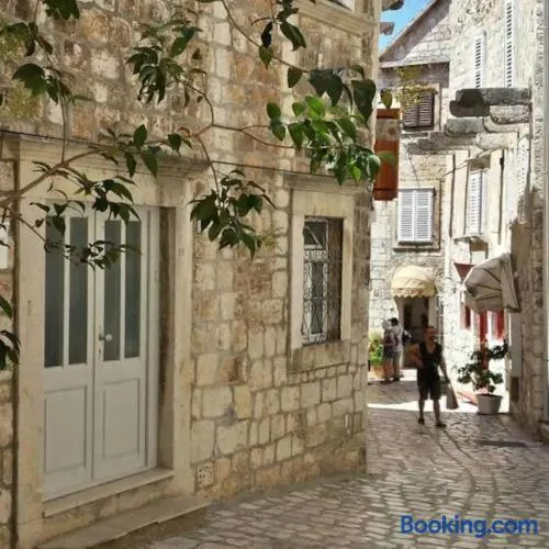 HVAR CENTRAL APARTMENT - Image 1
