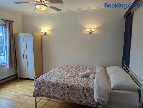 Bright room near Metro Monk station with Self Check-in - Image 1