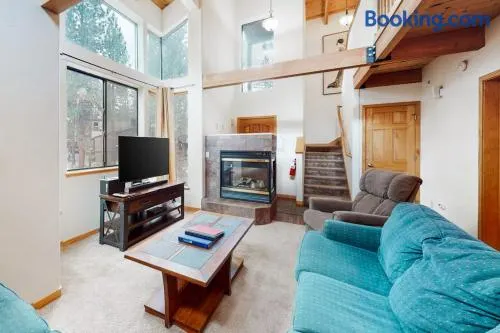 Spacious townhouse with shared hot tub & pool sleeps 6 - Image 1