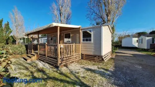 Mobil-home dans un camping - Image 1