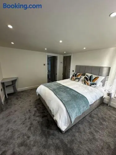 Riverside Seaside Apartment - Image 1