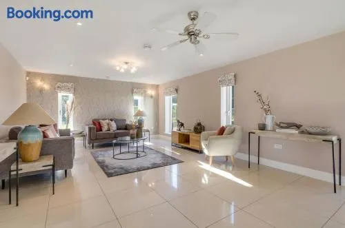 Spacious 5-Bedroom Farmhouse l Near Thetford Forest - Image 1