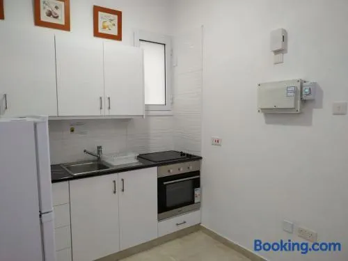 Mikis' 1 Bedroom near the Beach and City Center - Image 1