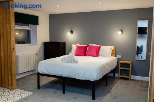 Stylish Studio with Parking in Doncaster - Image 1