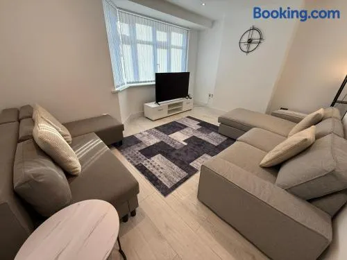 Luxury 4 Bedroom House in Harrow with Free Parking - Image 1