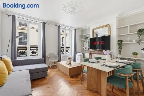 Sophisticated 1BR Near Opéra and Champs-Élysées - Image 1
