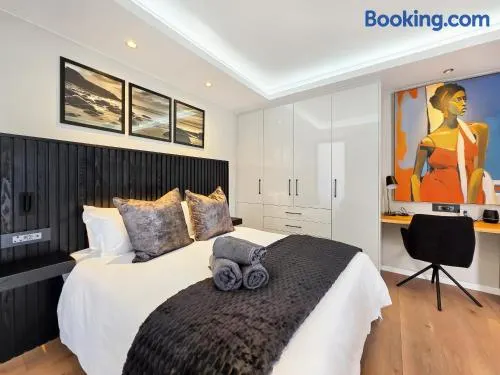 Bantry Bay Breeze Studio & Walk to Promenade - Image 1