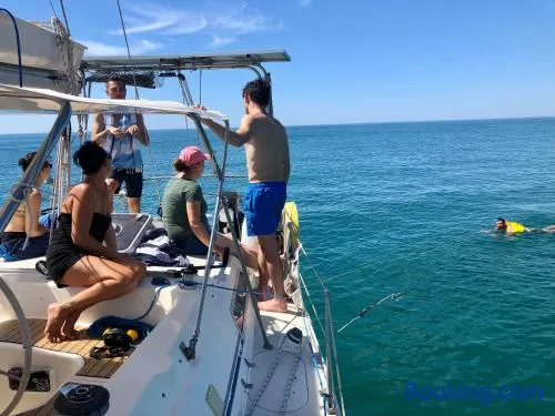 Location insolite en voilier, navigation, coucher de soleil, et baignades en mer - Image 1