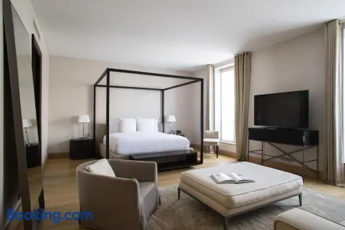La Réserve Paris Apartments - Image 1
