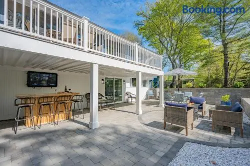 Relax at This Dog-Friendly Sandwich Retreat - Image 1